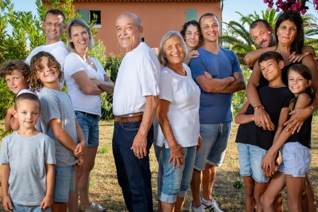 Portrait de famille à domicile et en extérieur dans le Var