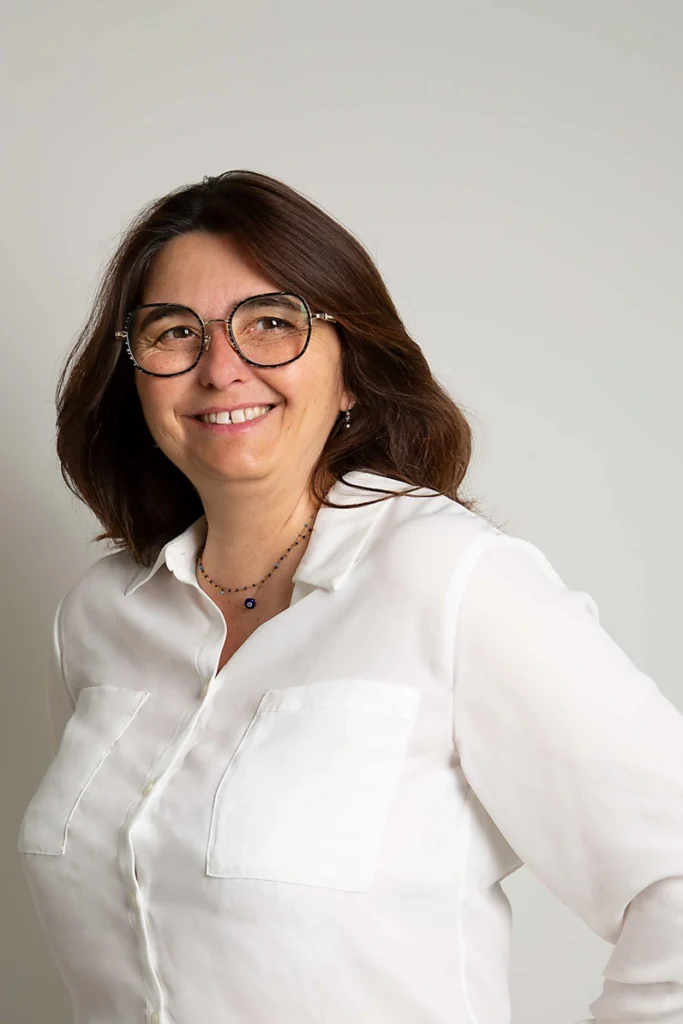 Portrait profil Linkedin Portrait femme lunettes sourire — photographe personal branding La Seyne-sur-Mer