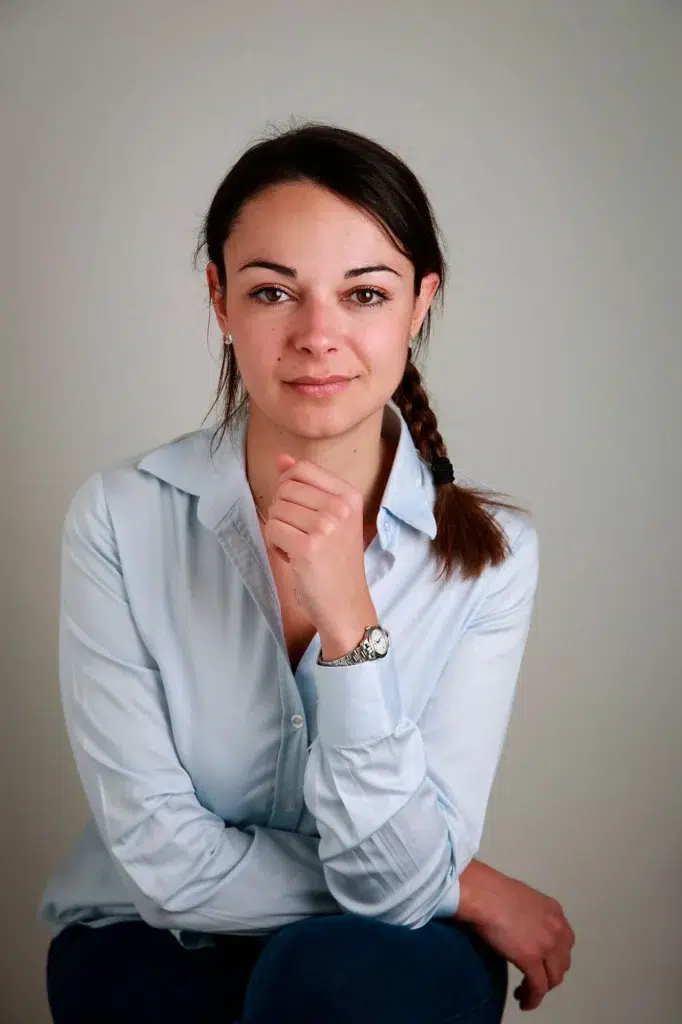 imae-archimist-photographe-Portrait femme professionnelle sourire naturel — photographe corporate Var provence