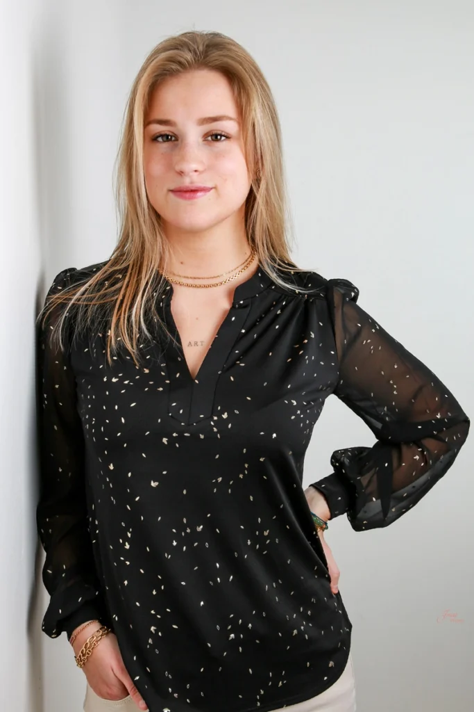 Portrait profil réseaux sociaux Portrait femme professionnelle tenue sombre — photographe portrait corporate Toulon