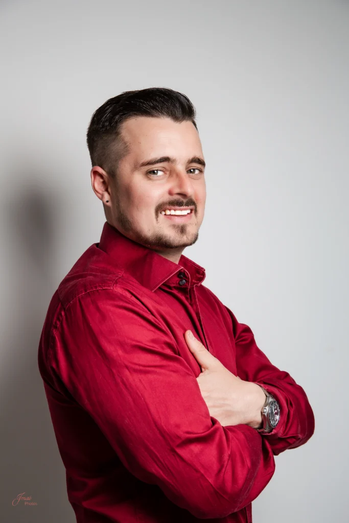 portrait entreprise Portrait homme tenue rouge souriant — séance portrait professionnel Var