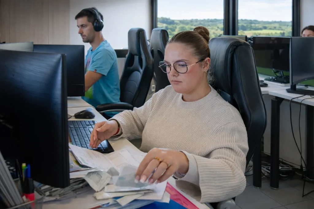 Collaboratrice en situation de travail, reportage corporate équipe PACA