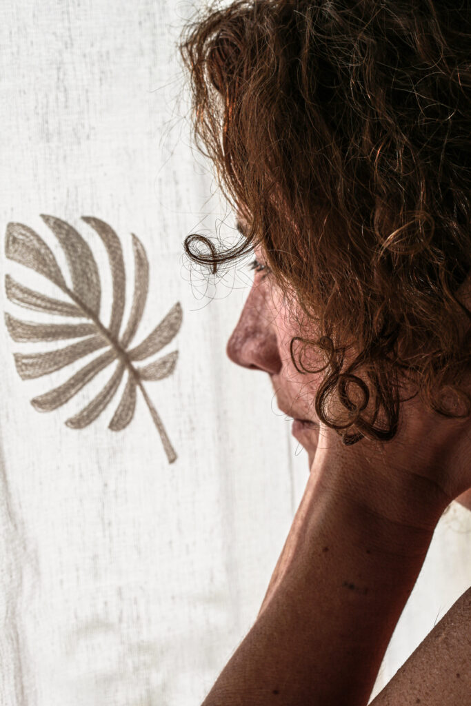 Autoportrait d'Imaé de profil en lumière naturelle, étape Émerger de la méthode Inlight Vision Rise